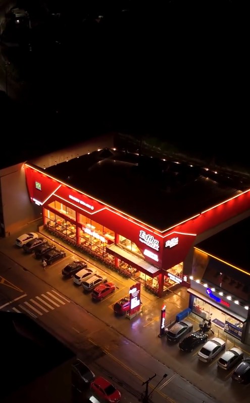 Unidade Esfiha Mix iluminada à noite