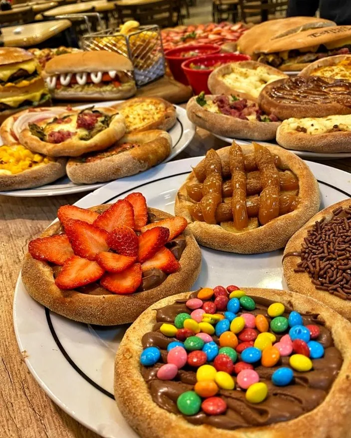 Mesa com variedade de produtos Esfiha Mix