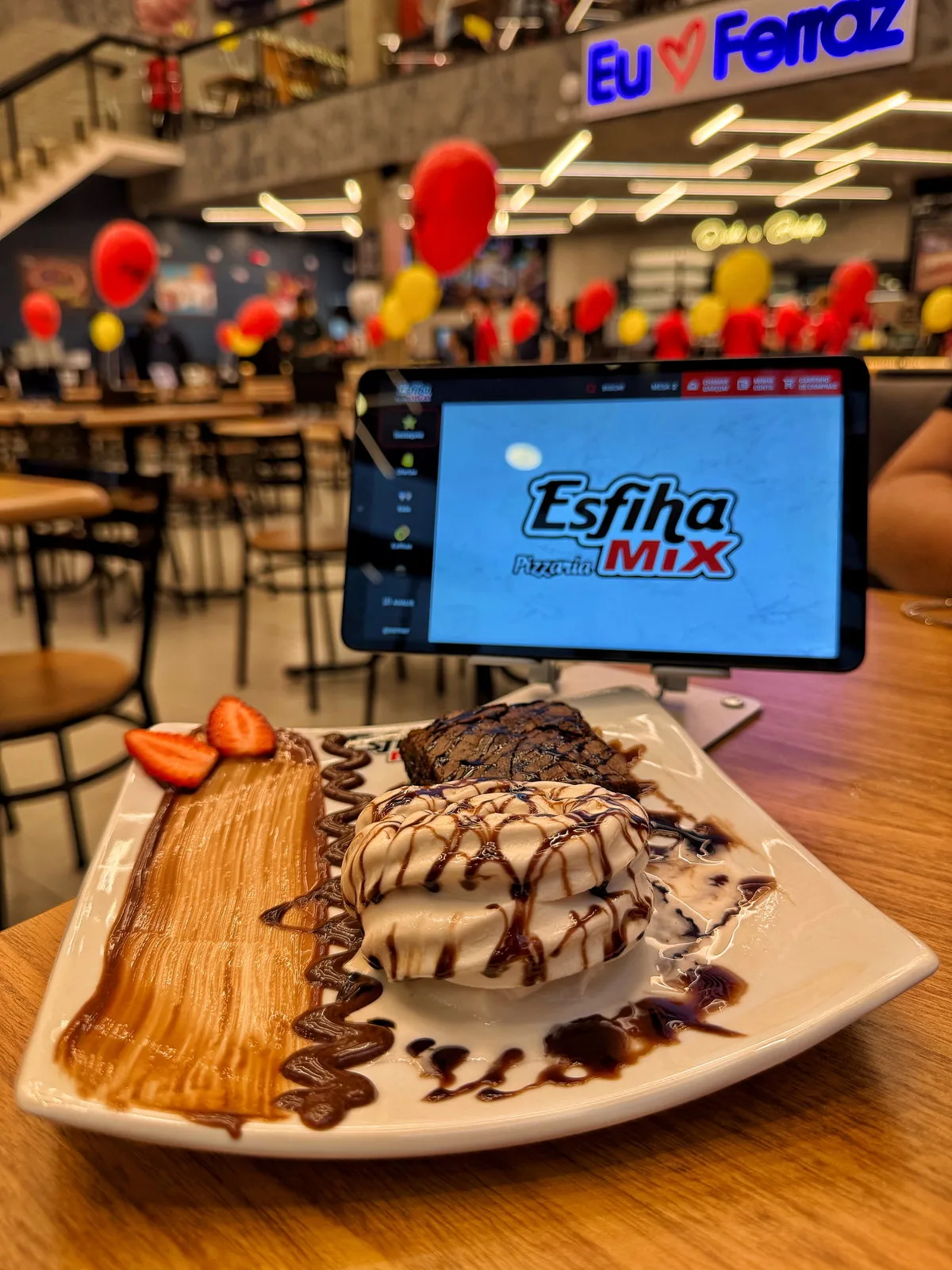 Sobremesas e tablet de pedidos em uma unidade Esfiha Mix