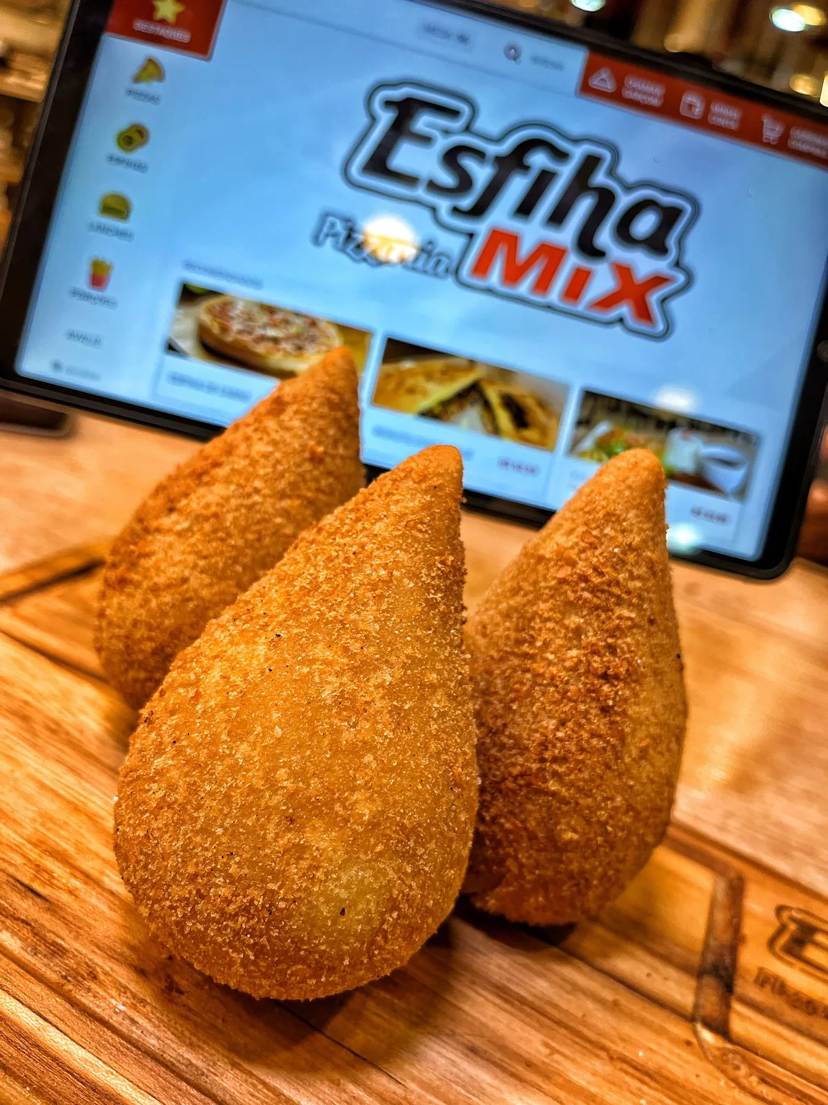 Salgados crocantes servidos na Esfiha Mix