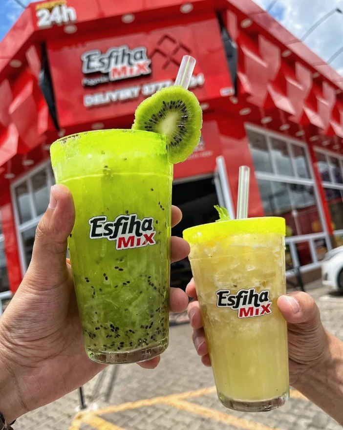 Dois sucos gelados Esfiha Mix em frente a uma unidade